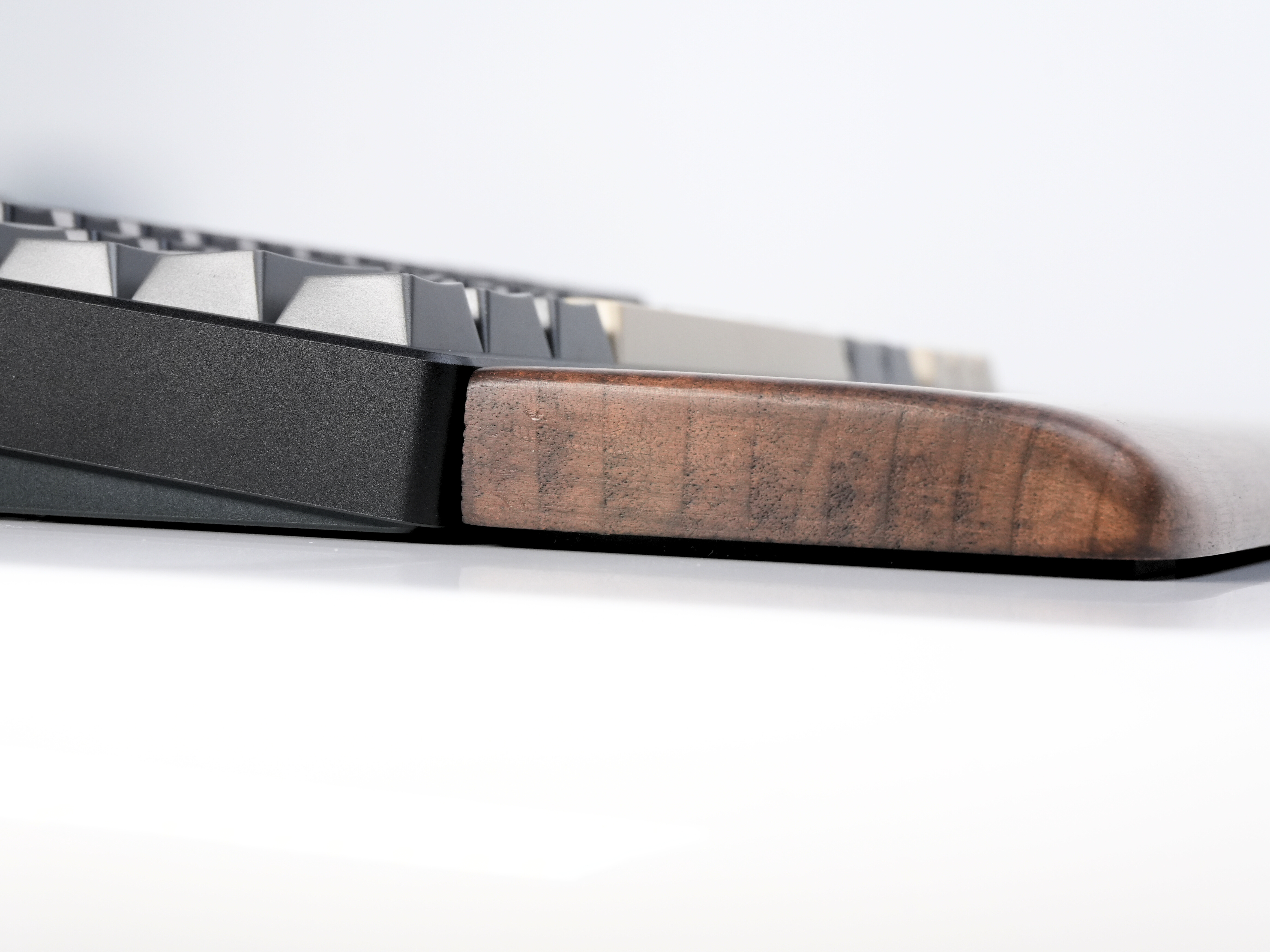 Repose Poignet en Bois de Noyer